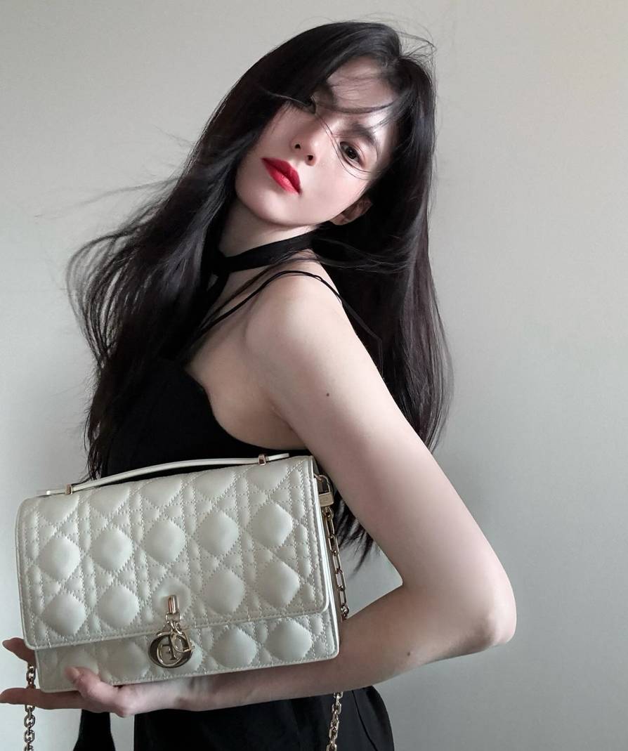 [한소희 PICK] 디올 MISS DIOR 탑 핸들 백 화이트